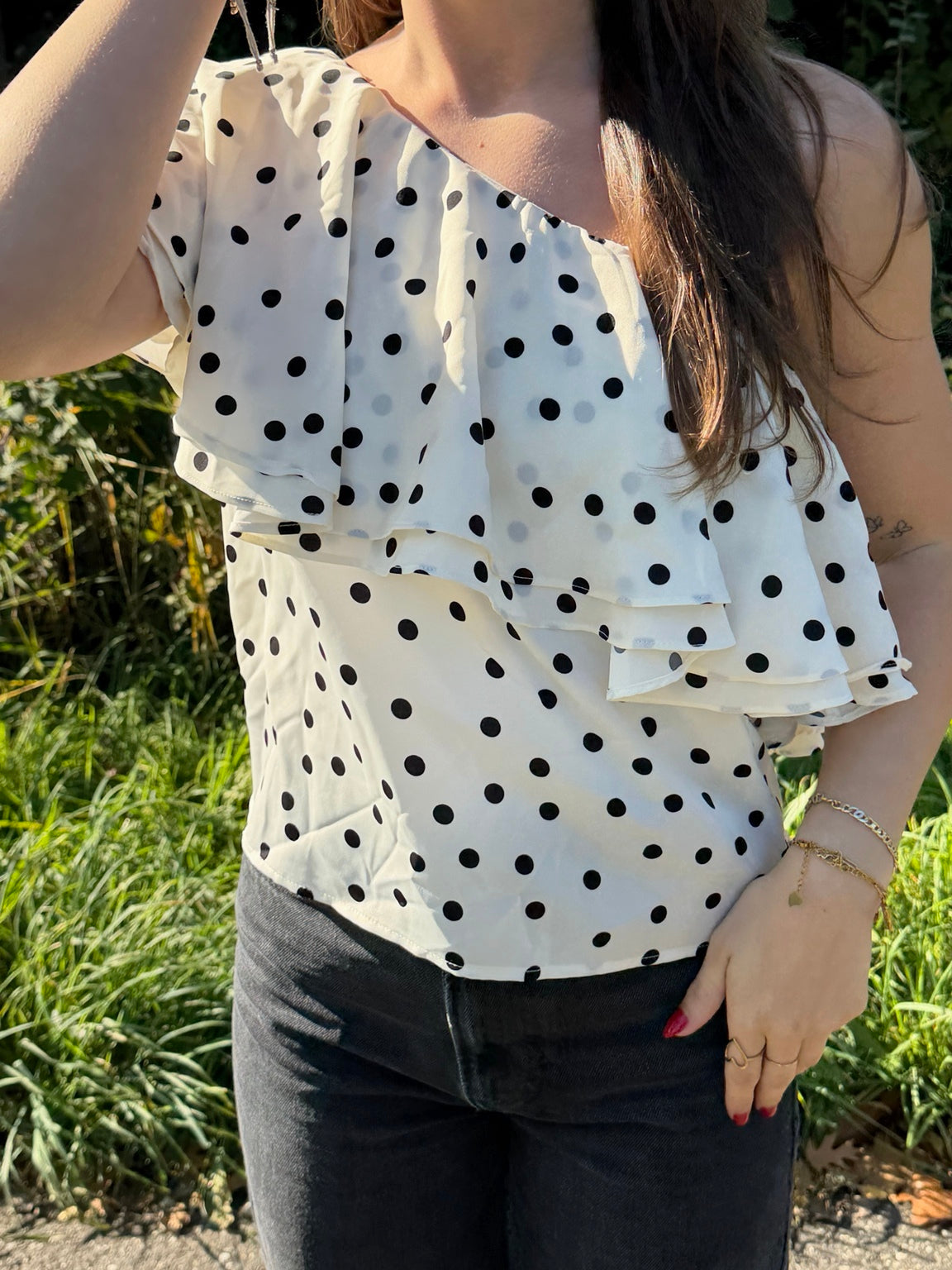 One-shoulder top met polka dots
