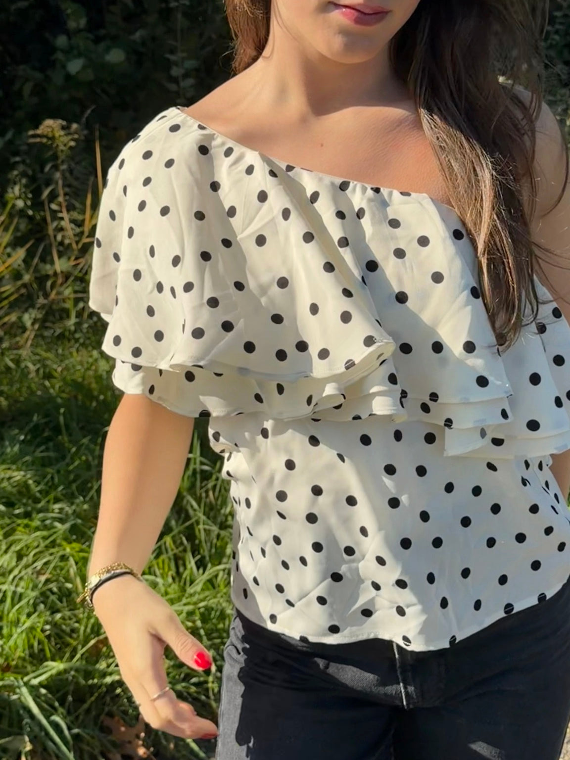 One-shoulder top met polka dots